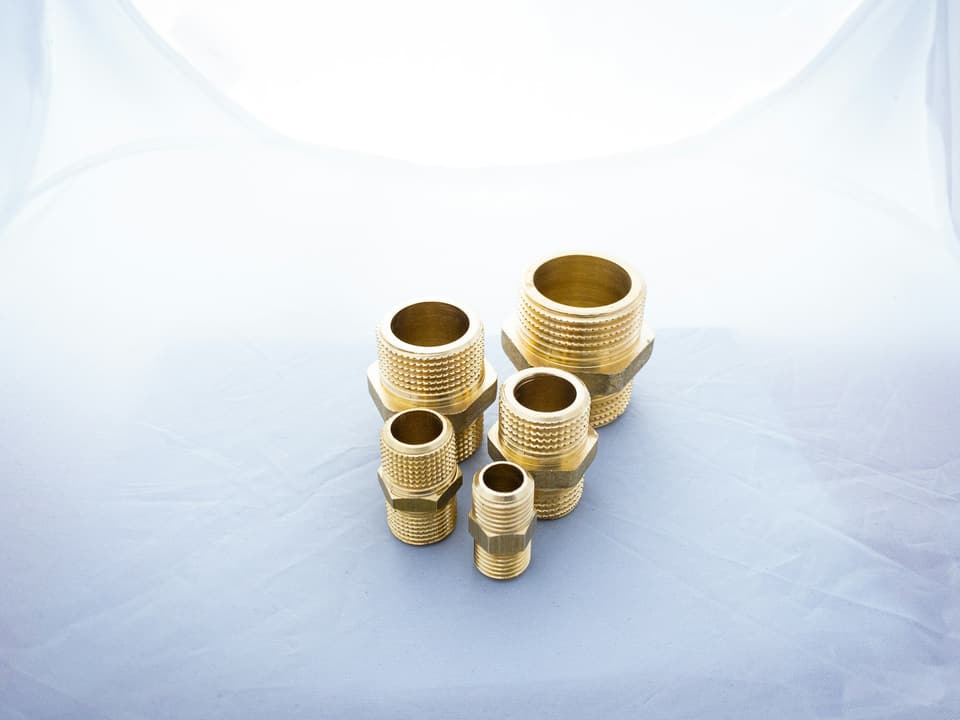 Brass threaded pipe fittings of several sizes